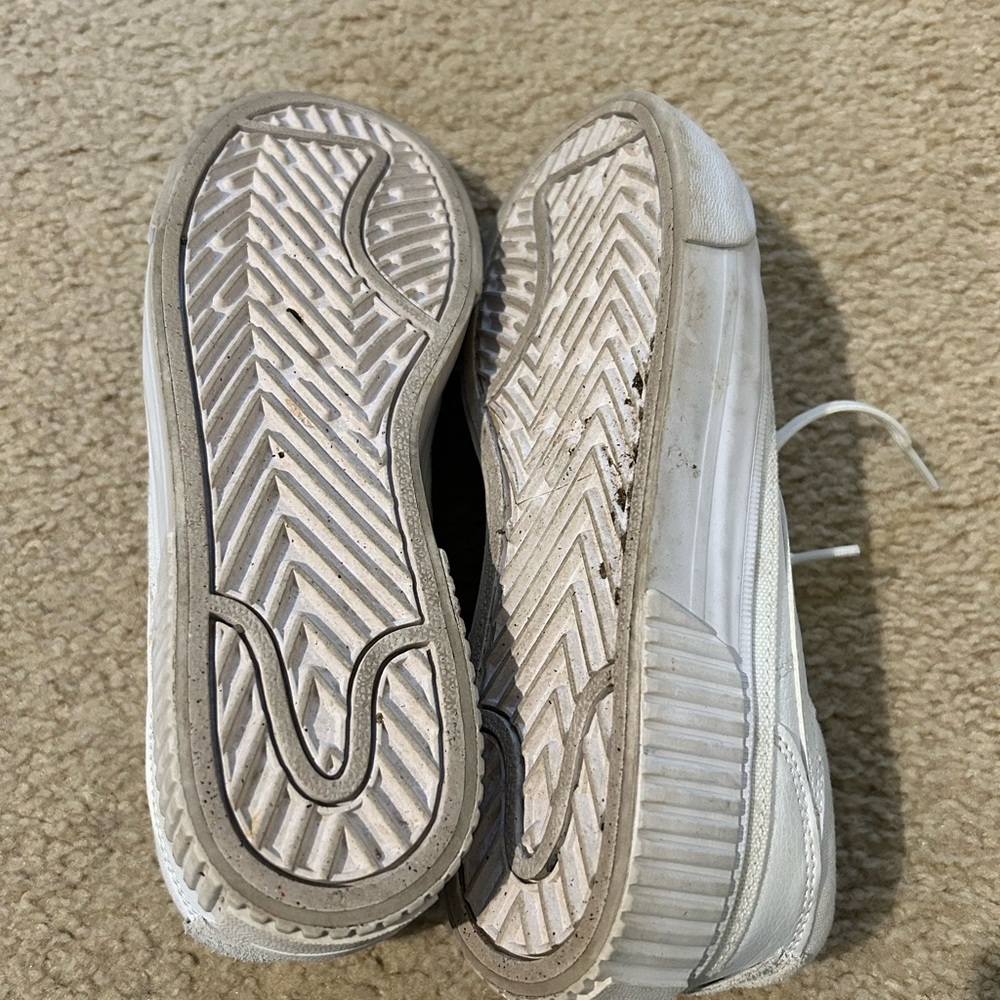 Nike Women’s White Low-Top Sneakers with Subtle Off-White Accents - Picture 5 of 5